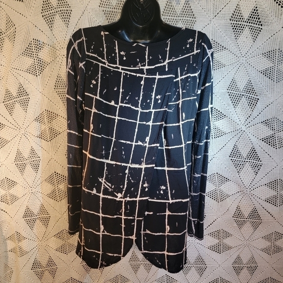 Versona size medium black cream lines with flaps in back. Long sleeve. - Picture 5 of 13